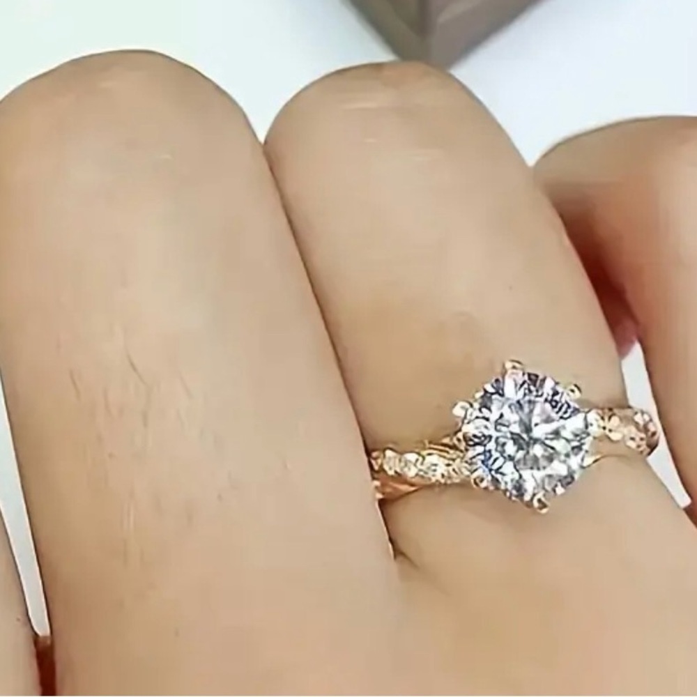 Elegant Gold Diamond Ring.